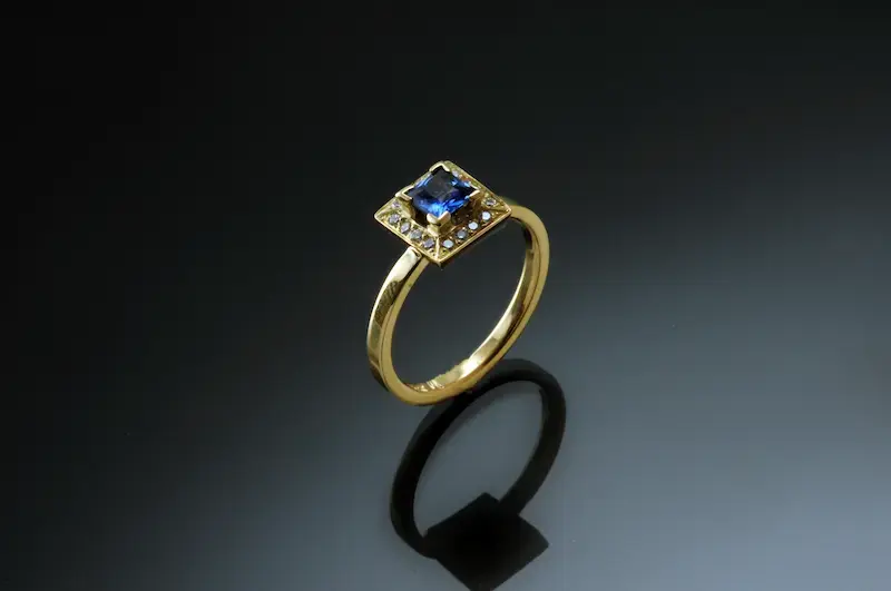 18K Yellow Gold set with Sapphire and Diamonds